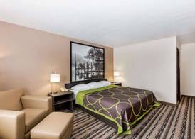 Super 8 by Wyndham Spirit Lake/Okoboji 5