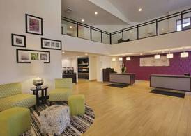 La Quinta Inn & Suites by Wyndham Detroit Metro Airport 2