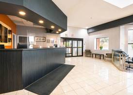 Comfort Hotel & Suites 3