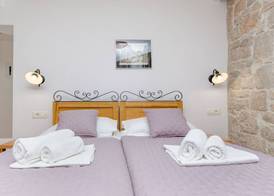Apartment and Rooms Desideria 4