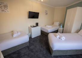 Irvine Riverside Guesthouse 5