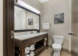 Comfort Inn & Suites 4