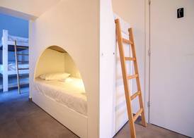 Central Hostel Oia 3