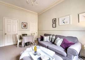 JOIVY 1-Bed Flat In Edinburgh Old Town 5
