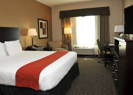 Holiday Inn Express & Suites CLINTON by IHG 4