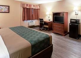 Econo Lodge Menomonie On The Bay 5