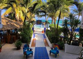 Blue Tang Inn - Beachfront Suites and Pool 4