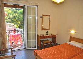 Holiday Studio Apartments yannis on the beach of Agios Gordios in Corfu 4