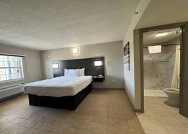 Travelodge by Wyndham Venice 4