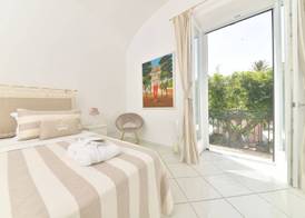 Queen Suite - Luxury Rooms 2