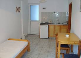 Yiannis Yard studios & apartments 5