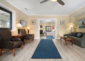 Coastal Palms Inn and Suites 4