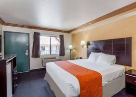 Howard Johnson by Wyndham Norco 5