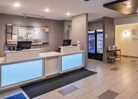 Holiday Inn Express & Suites SIOUX FALLS AT EMPIRE MALL by IHG 4