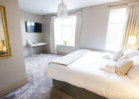 Arthur's Bar & Accommodation 3