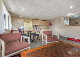 Econo Lodge Dewitt I-90 5