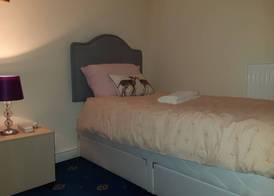 Phoenix Nights Guest House 4