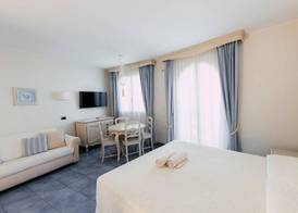 Baia Delphis Resort 5