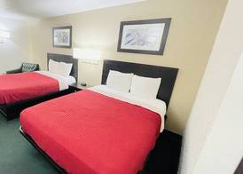 Pinckneyville Inn and Suites 4