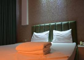 Perron Hotel 5