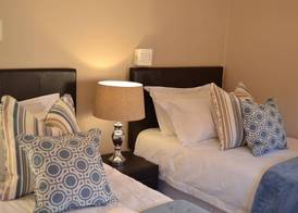 Caulfield Self Catering Apartment #SOLAR ENERGY - NO LOADSHEDDING 4
