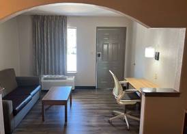 Days Inn & Suites by Wyndham Opelousas 5