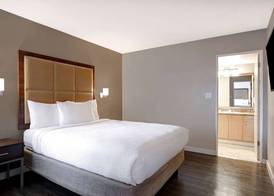 Days Inn by Wyndham Victoria Uptown 4