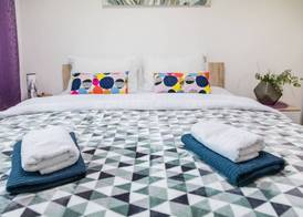 2 Bedroom Apt. in the Business Zone- Free Parking 4