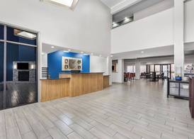 Comfort Suites London South 4
