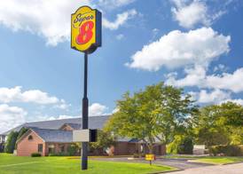 Super 8 by Wyndham Dodgeville 4