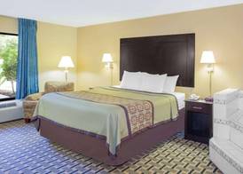 Days Inn by Wyndham Andalusia 4