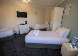 Irvine Riverside Guesthouse 4