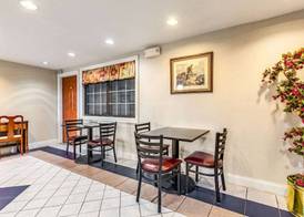 Econo Lodge Berea 5