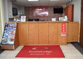 Econo Lodge Brockport 2