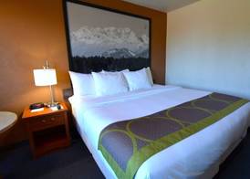 Super 8 by Wyndham Port Angeles at Olympic National Park 3