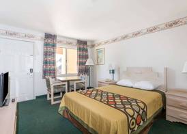 Super 8 by Wyndham Cottonwood 4