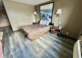 Super 8 by Wyndham Latham - Albany Airport 5