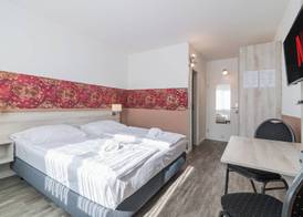 Hotel Café Galerie I Hannover-Garbsen I Free Parking 3