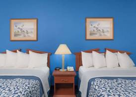 Days Inn & Suites by Wyndham Cambridge 5