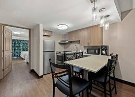 Red Roof Inn PLUS+ & Suites Naples Downtown-5th Ave S 4