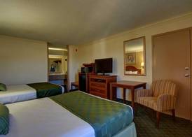 Ramada by Wyndham Macon 3