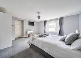 Cosy Apartment above Village Pub 5