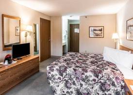 Econo Lodge Inn & Suites Oconto 4