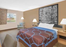 Super 8 by Wyndham Seville 4
