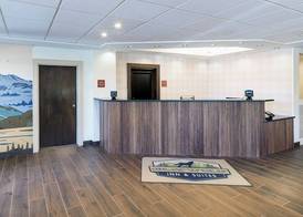 Gray Wolf Inn & Suites 4