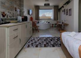 Luxury jacuzzi & pyramids view 4