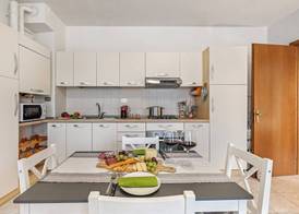 Petalo Bianco: 100m from Lake, Parking and Balcony - Happy Rentals 4