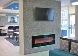 La Quinta Inn & Suites by Wyndham Indianapolis Downtown 2