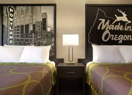 Super 8 by Wyndham Portland Airport 4
