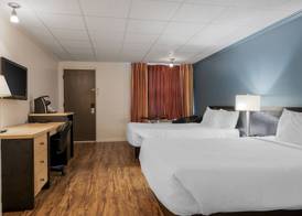 Econo Lodge Inn & Suites 4